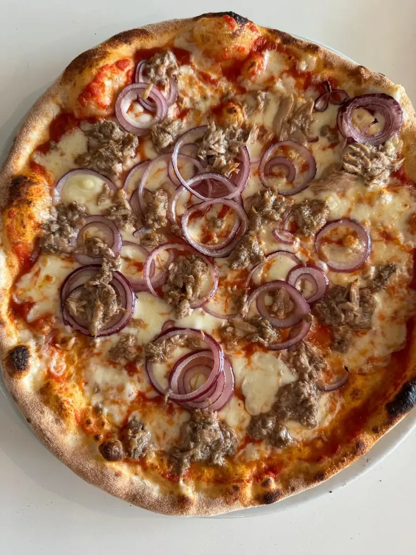 Pizza con tonno e cipolla rossa