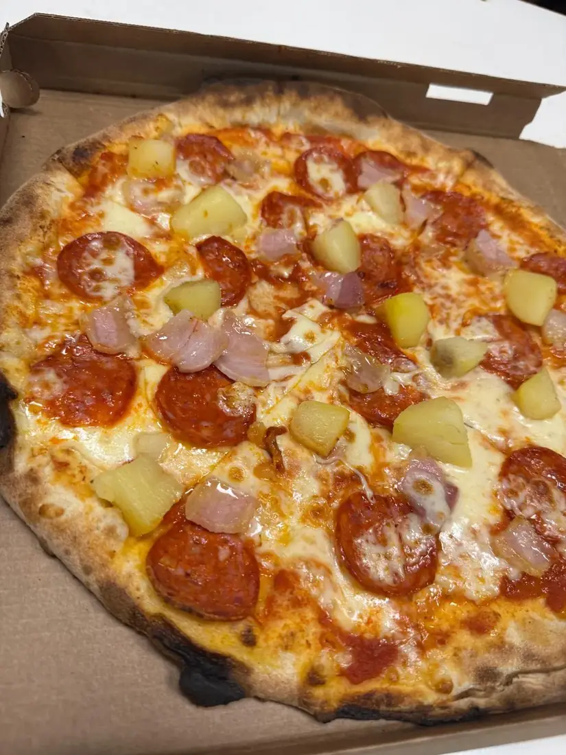 Pizza ricca con salame, patate e pancetta