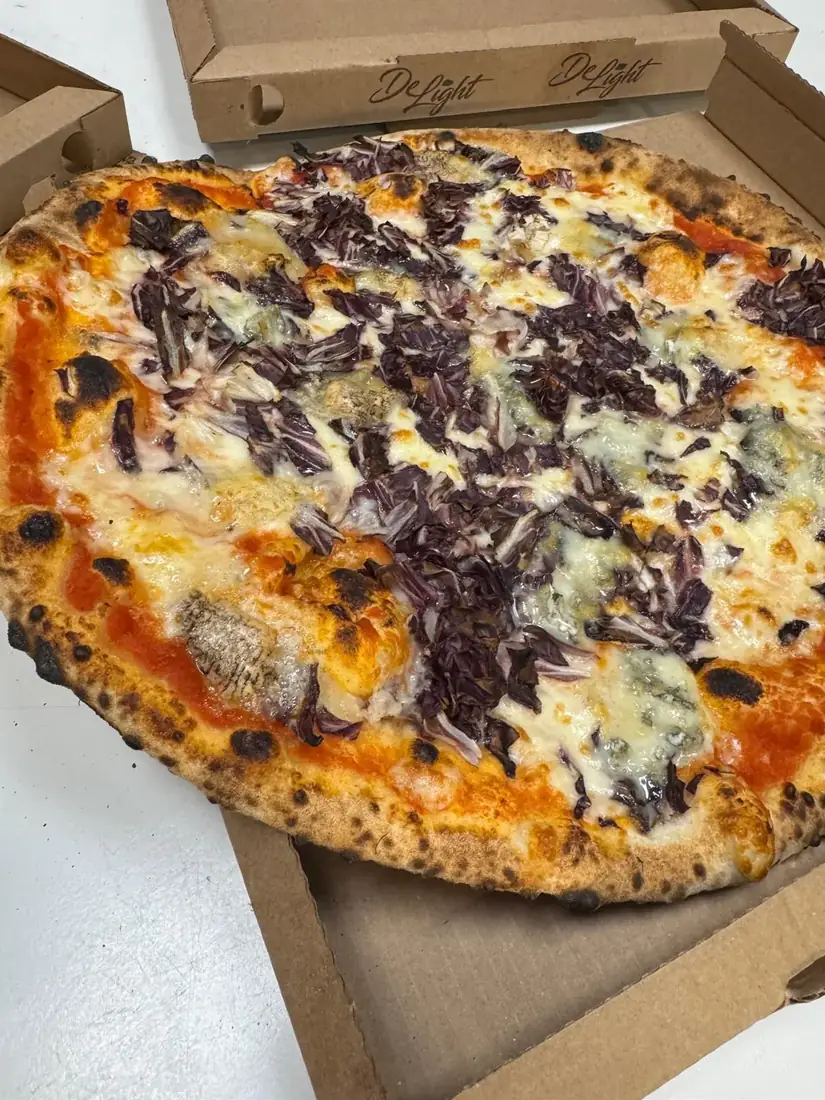 Pizza con radicchio e formaggio