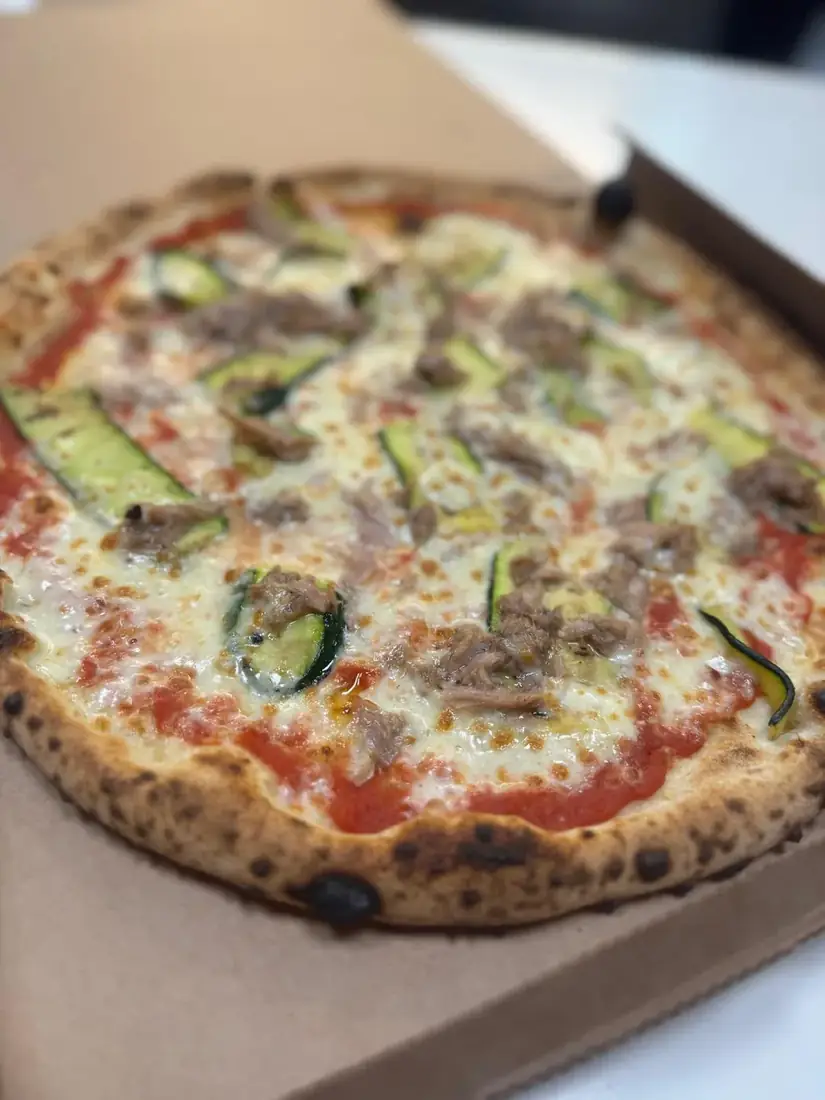 Pizza artigianale di Pizzeria Mega & Fast Food appena sfornata