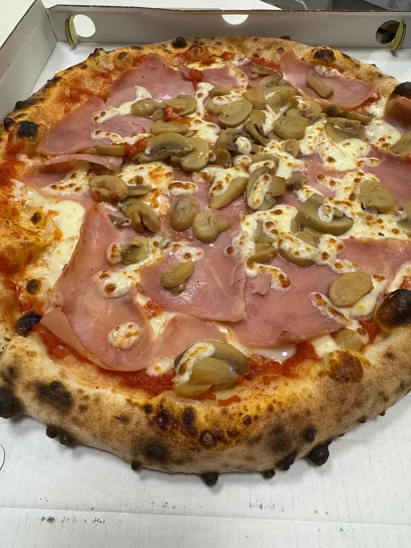 Pizza con prosciutto e funghi