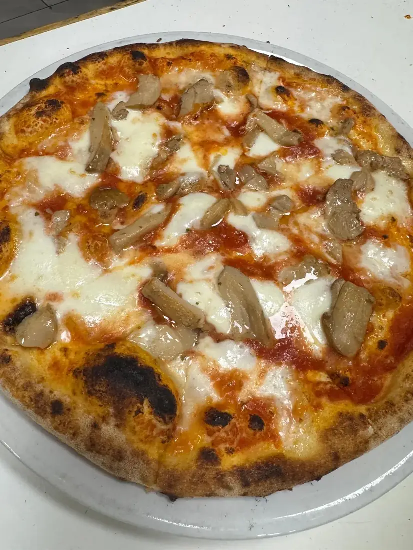 Pizza con funghi e mozzarella