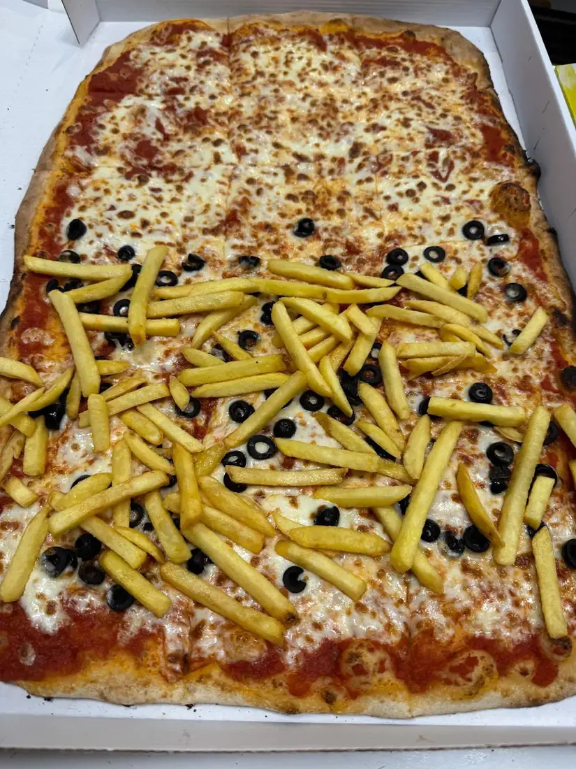 Pizza grande con olive e patatine